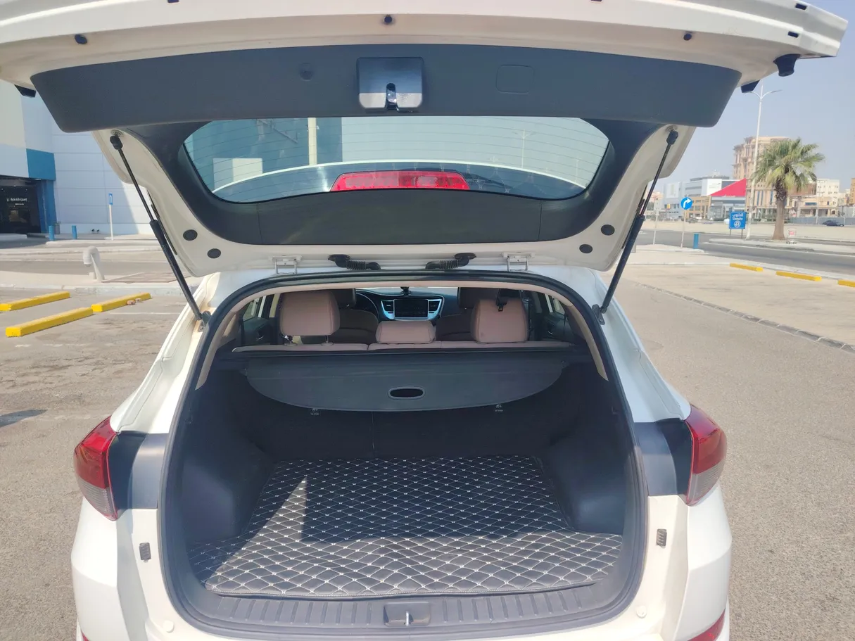 Car image 25