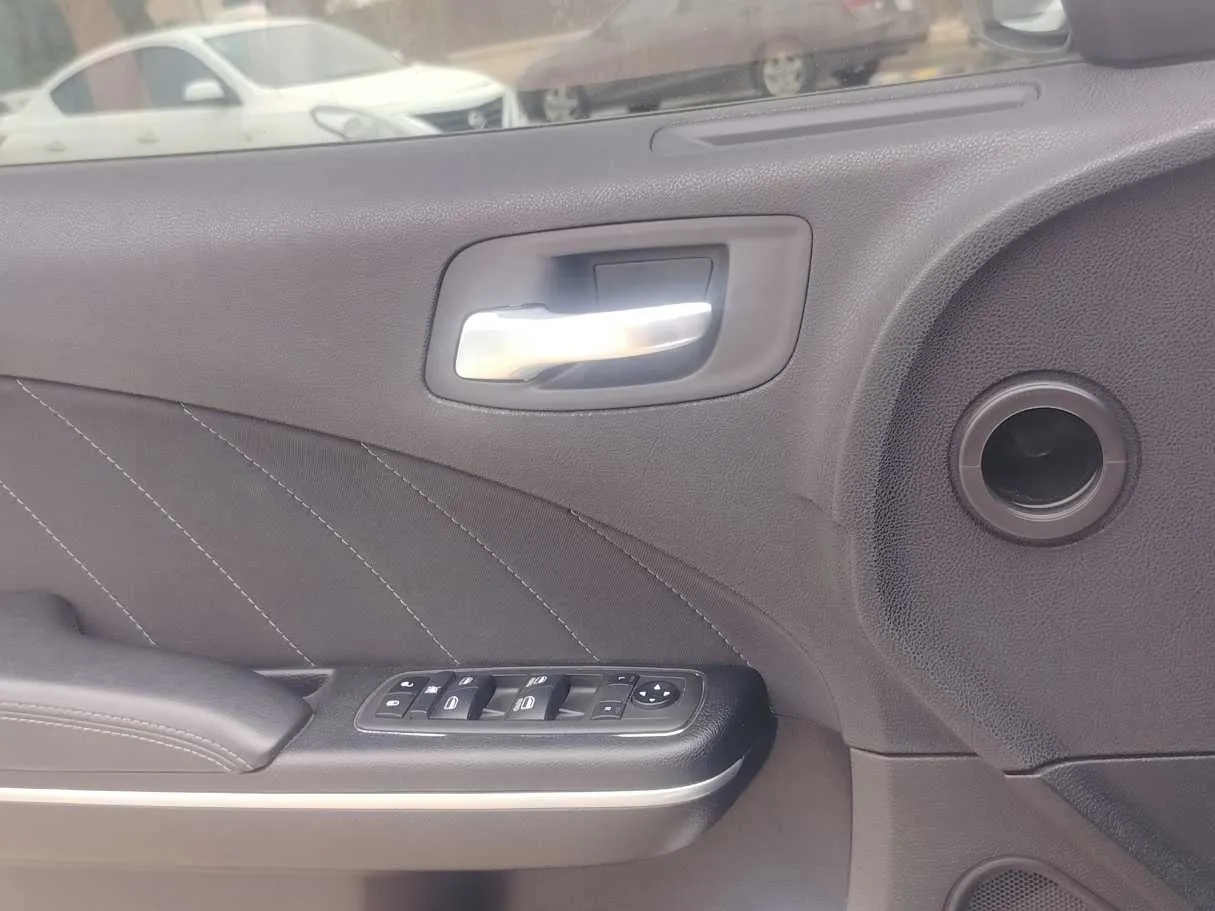 Car image 30