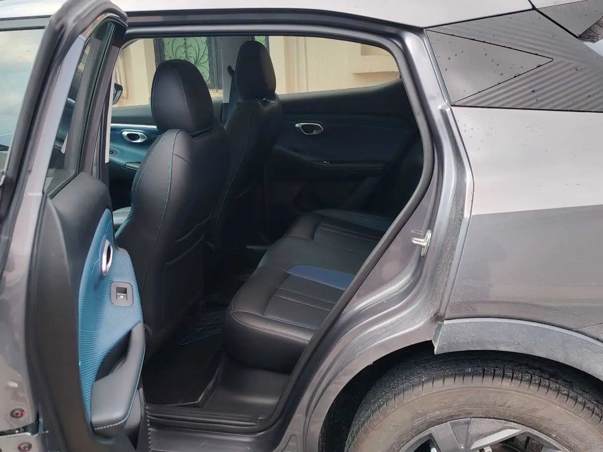 Car image 18