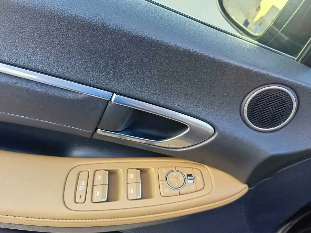 Car image 30
