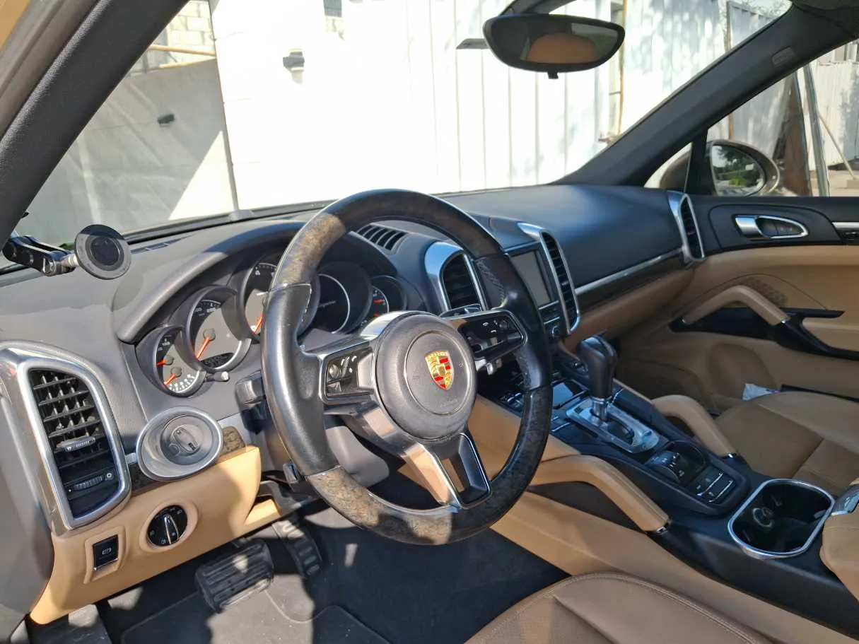 Car image 11