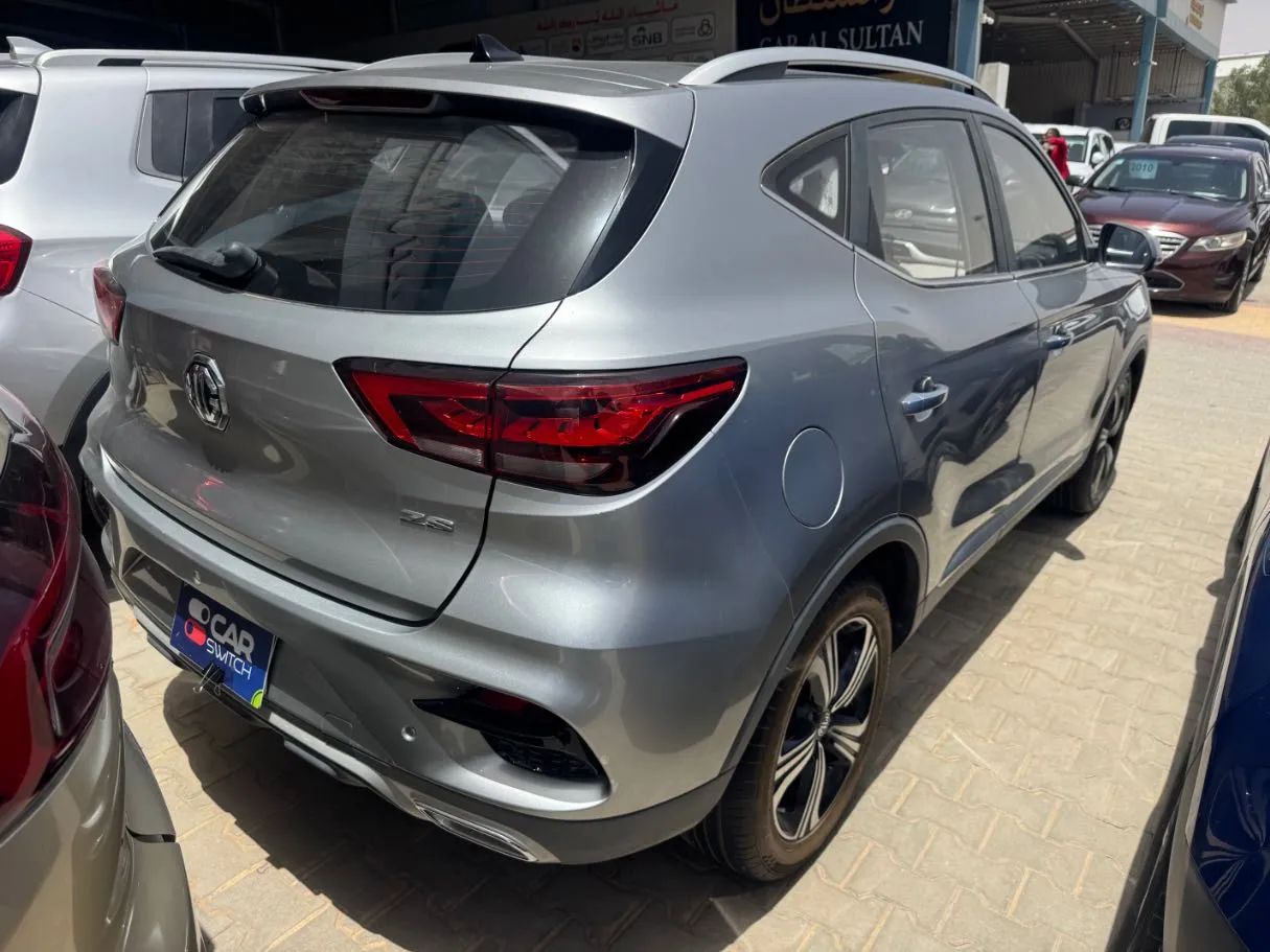 Car image 4