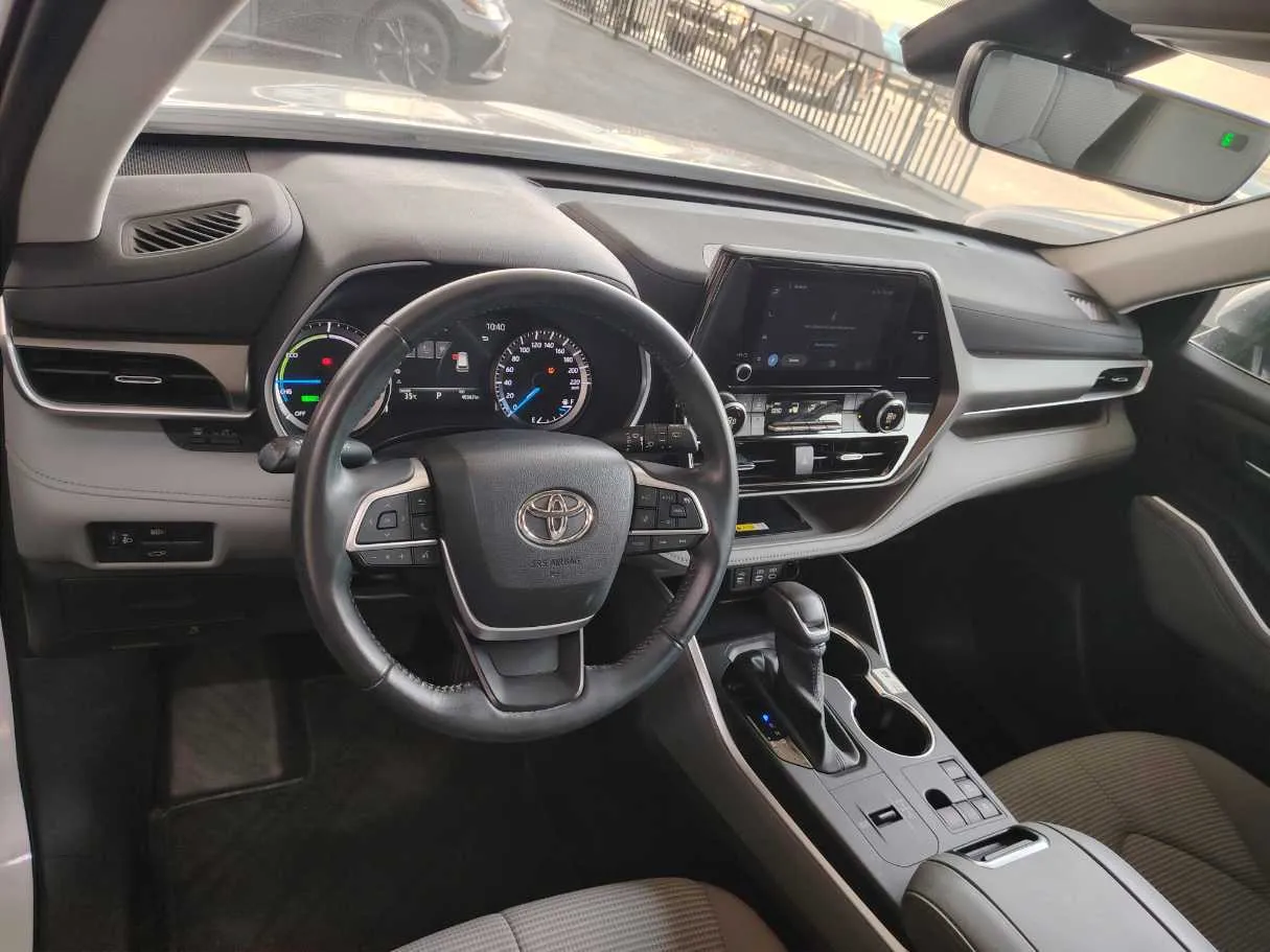 Car image 14