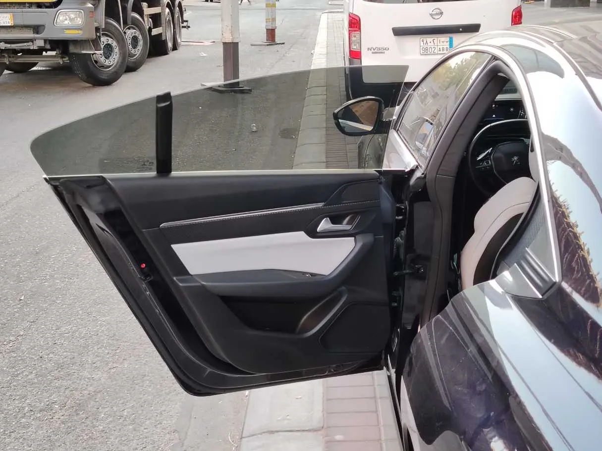 Car image 14