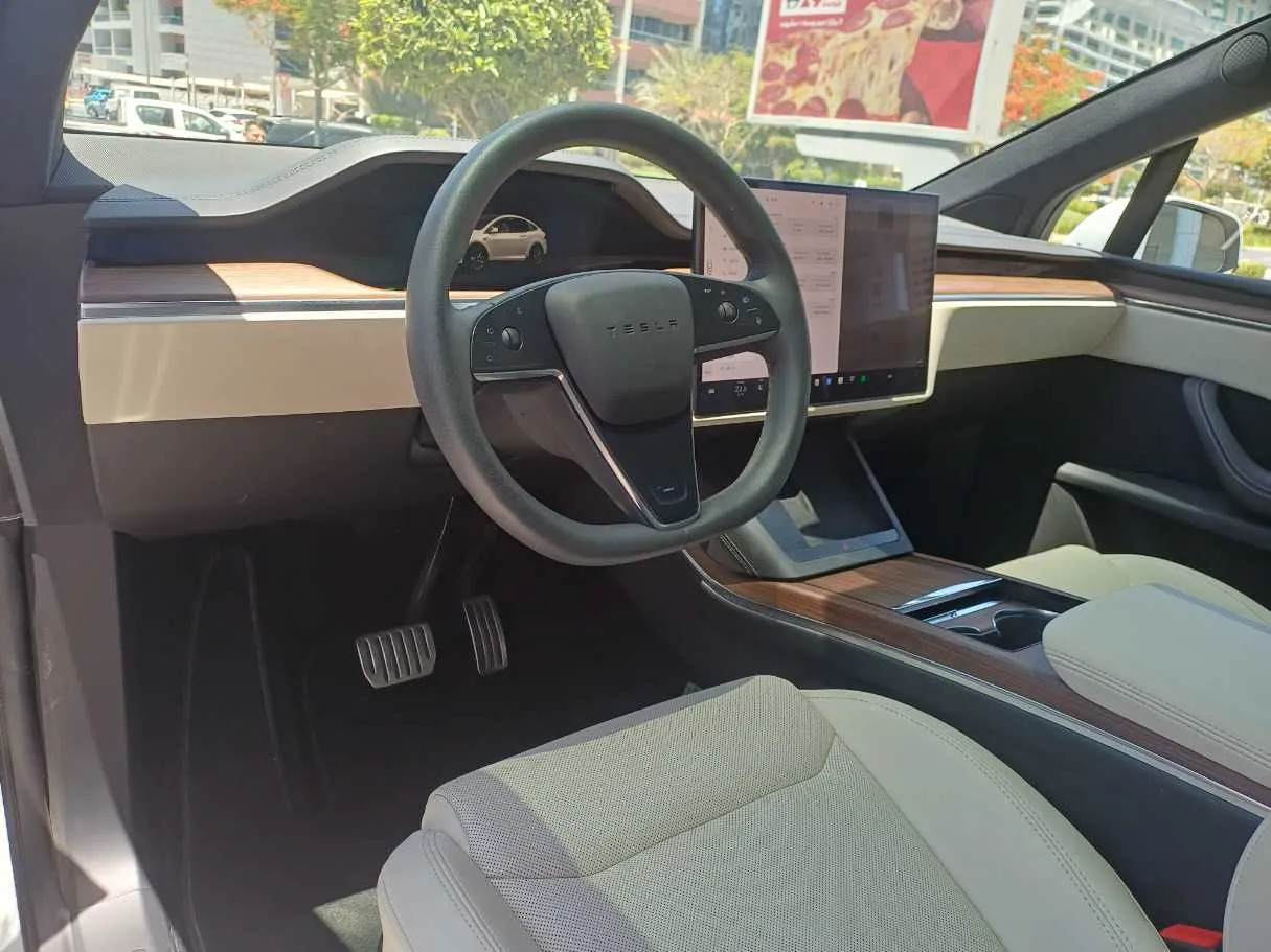 Car image 14