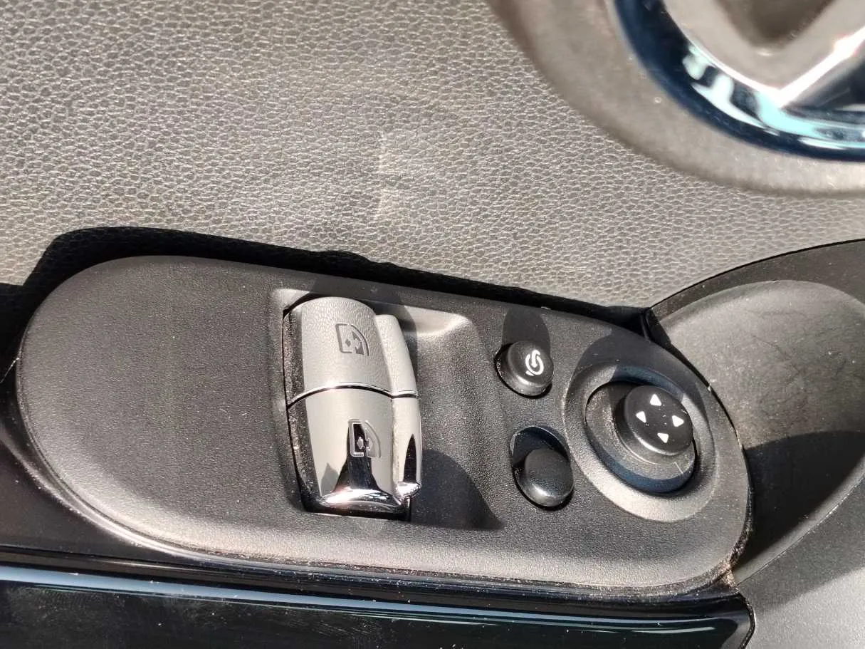 Car image 30