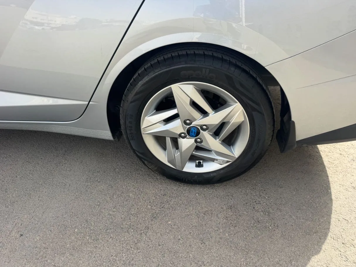 Car image 9