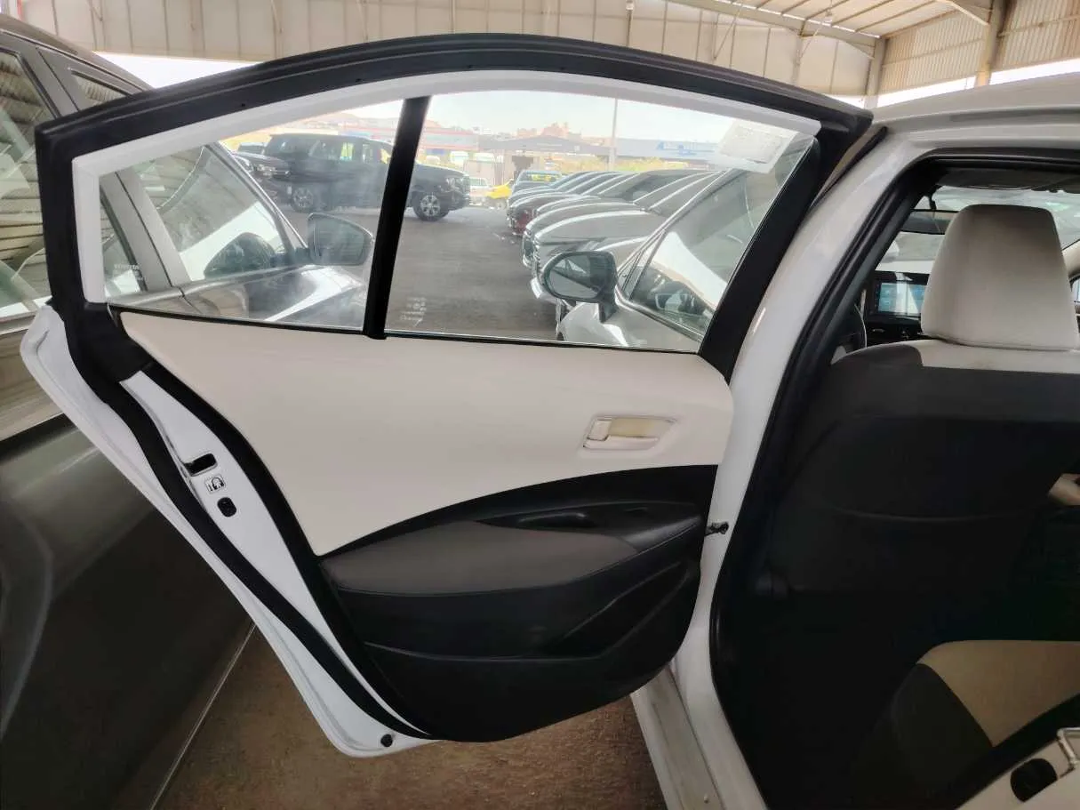 Car image 16