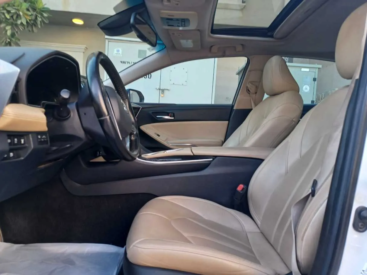 Car image 12