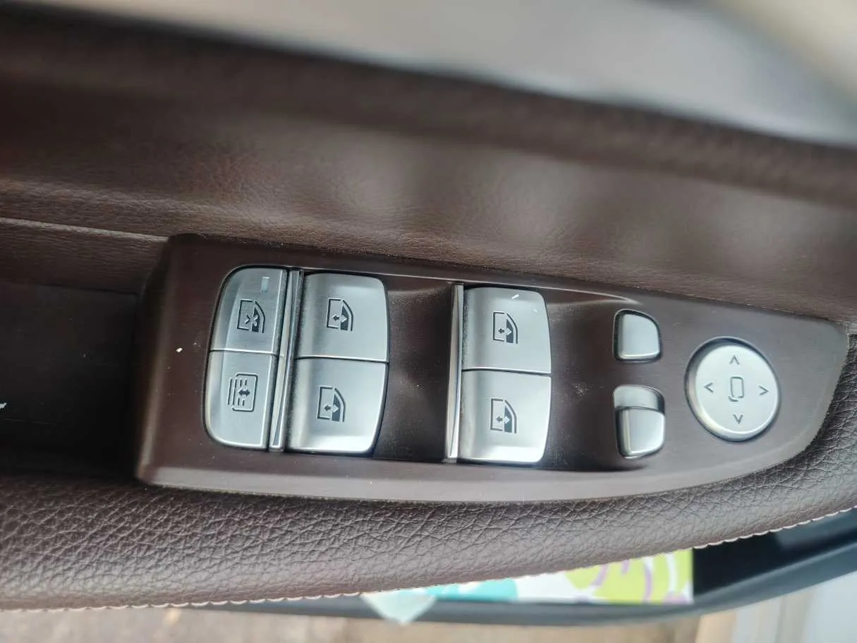 Car image 27