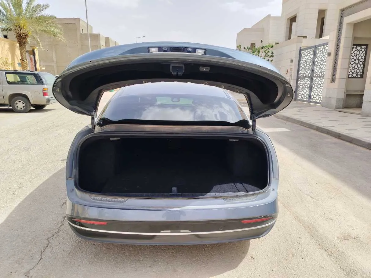 Car image 24