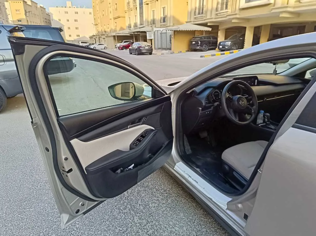 Car image 12