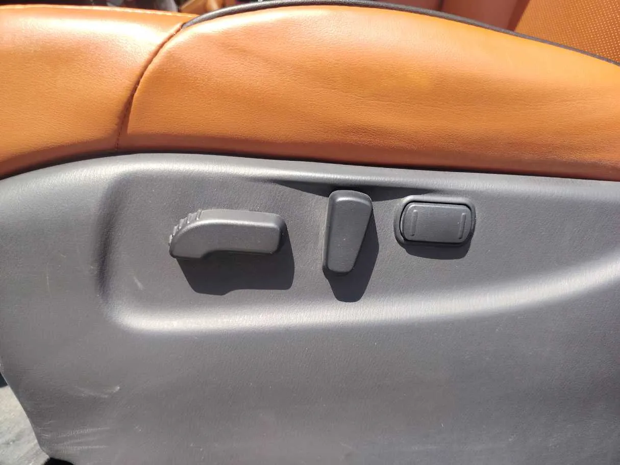 Car image 30