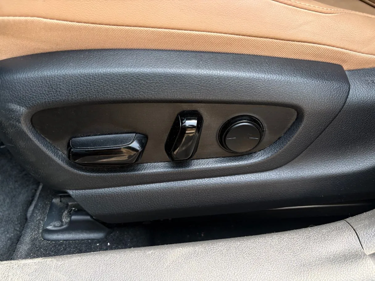 Car image 25