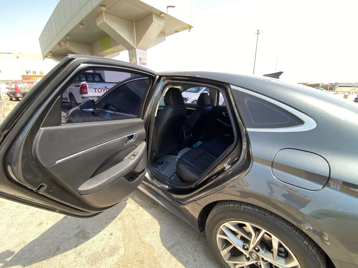 Car image 12