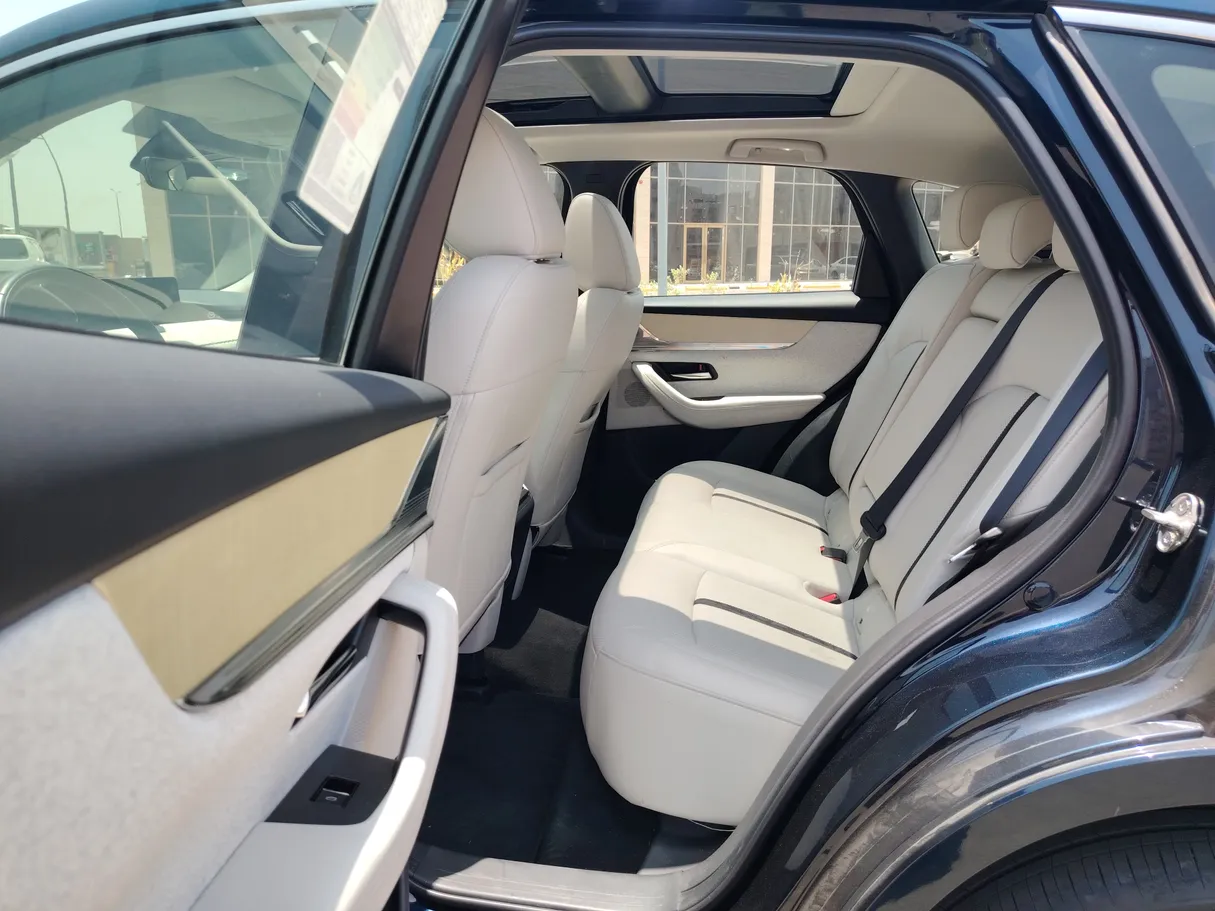 Car image 15