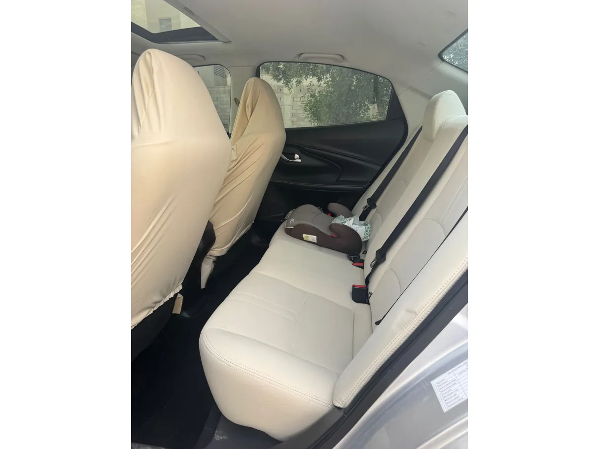 Car image 13