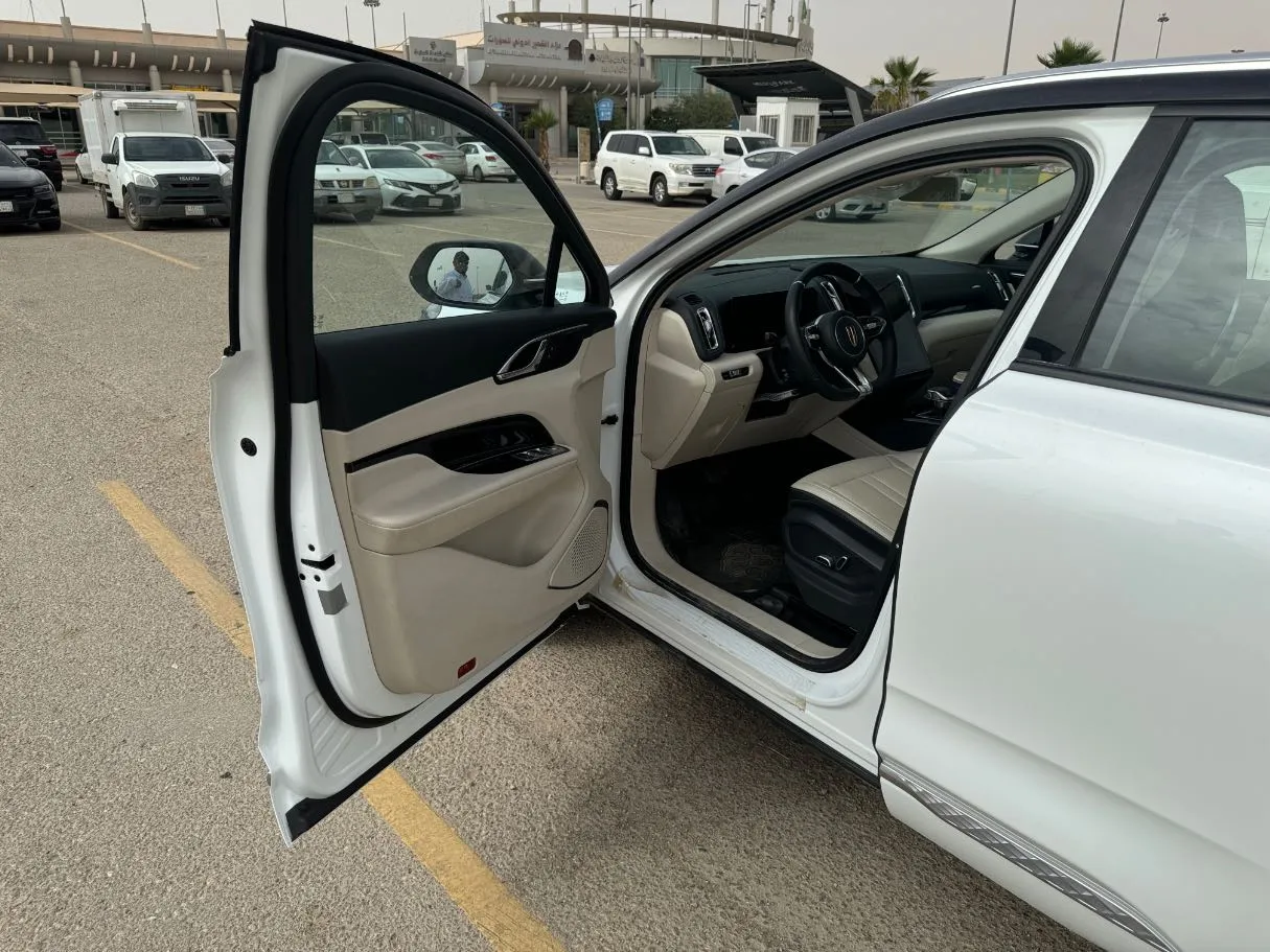 Car image 10