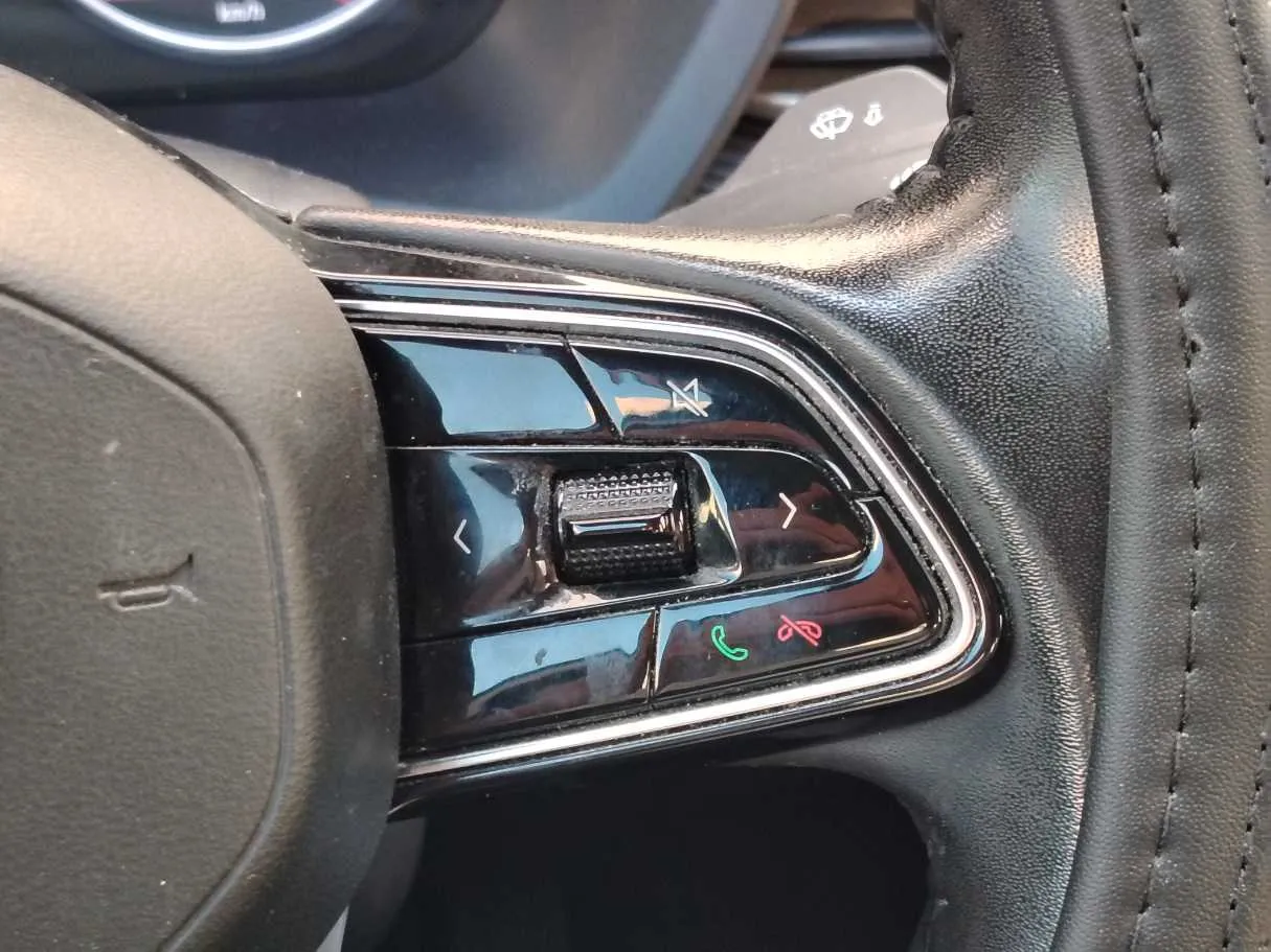 Car image 24