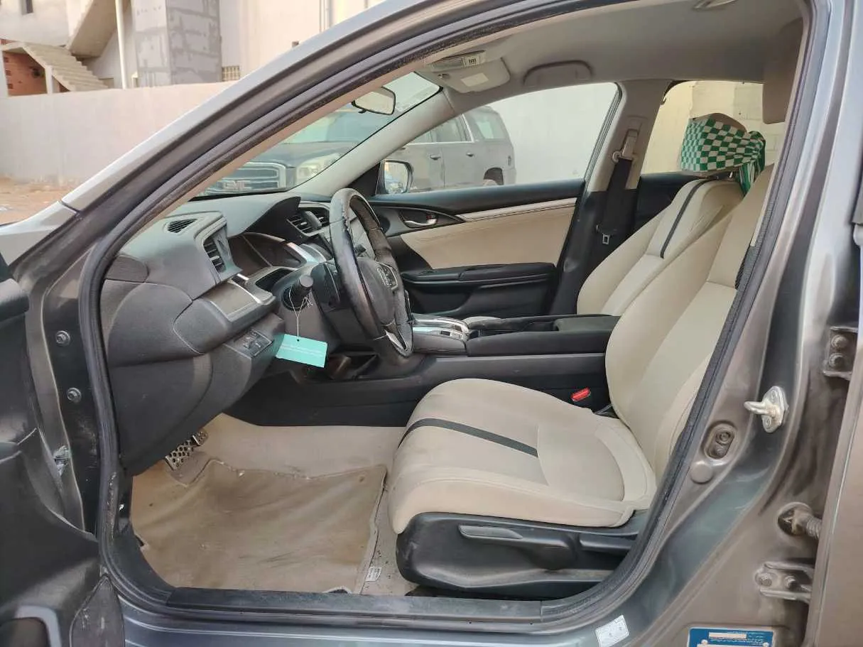 Car image 16