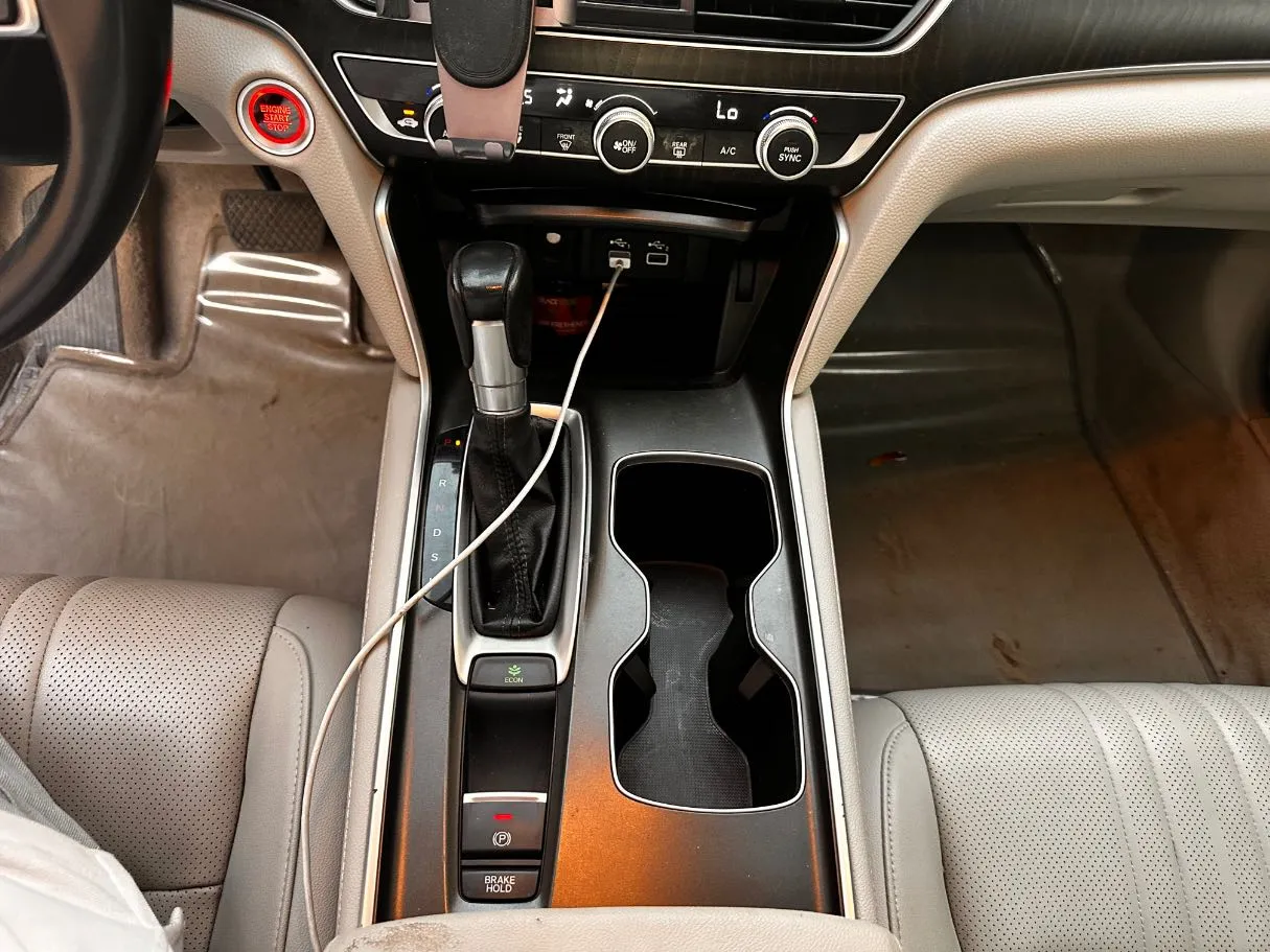 Car image 19