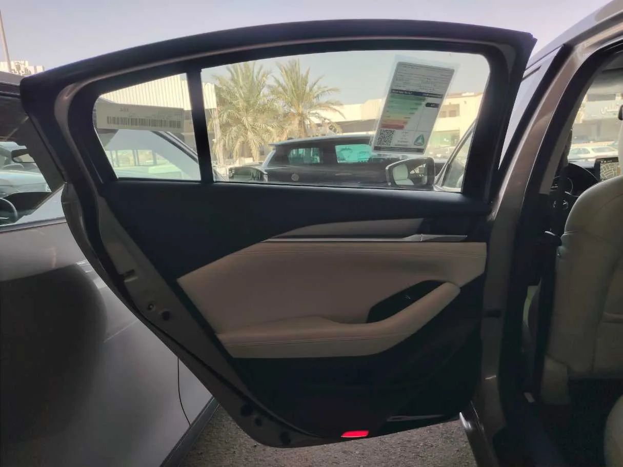 Car image 14
