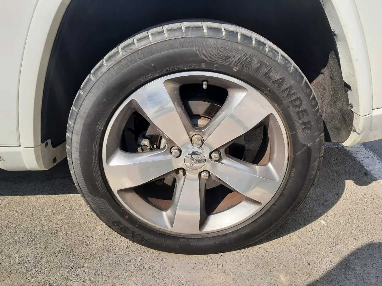 Car image 9