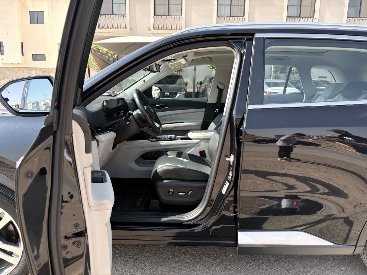 Car image 12