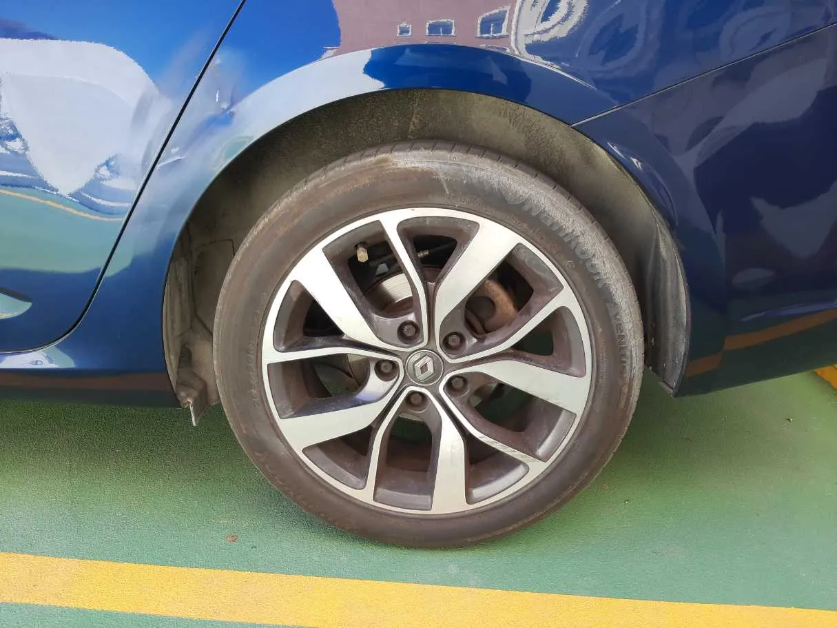 Car image 9