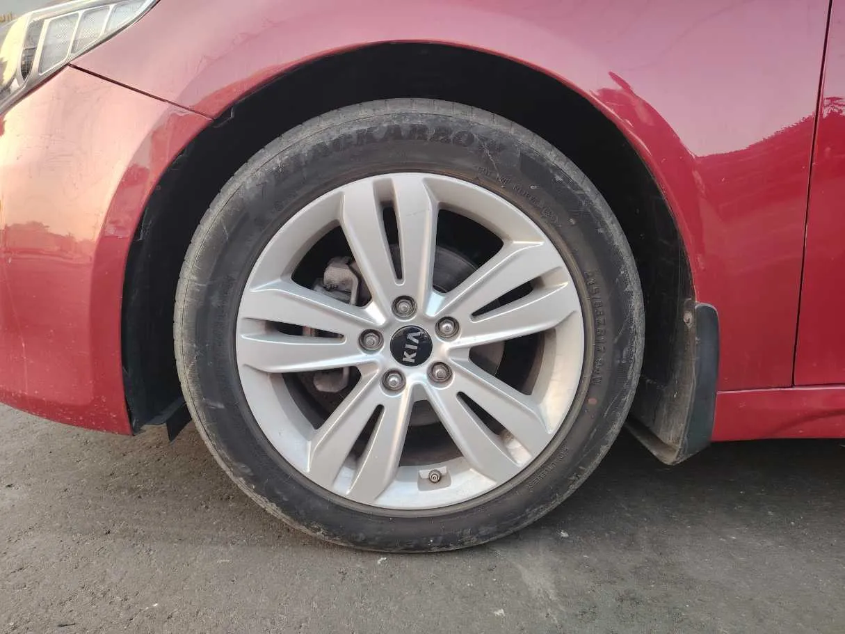 Car image 9