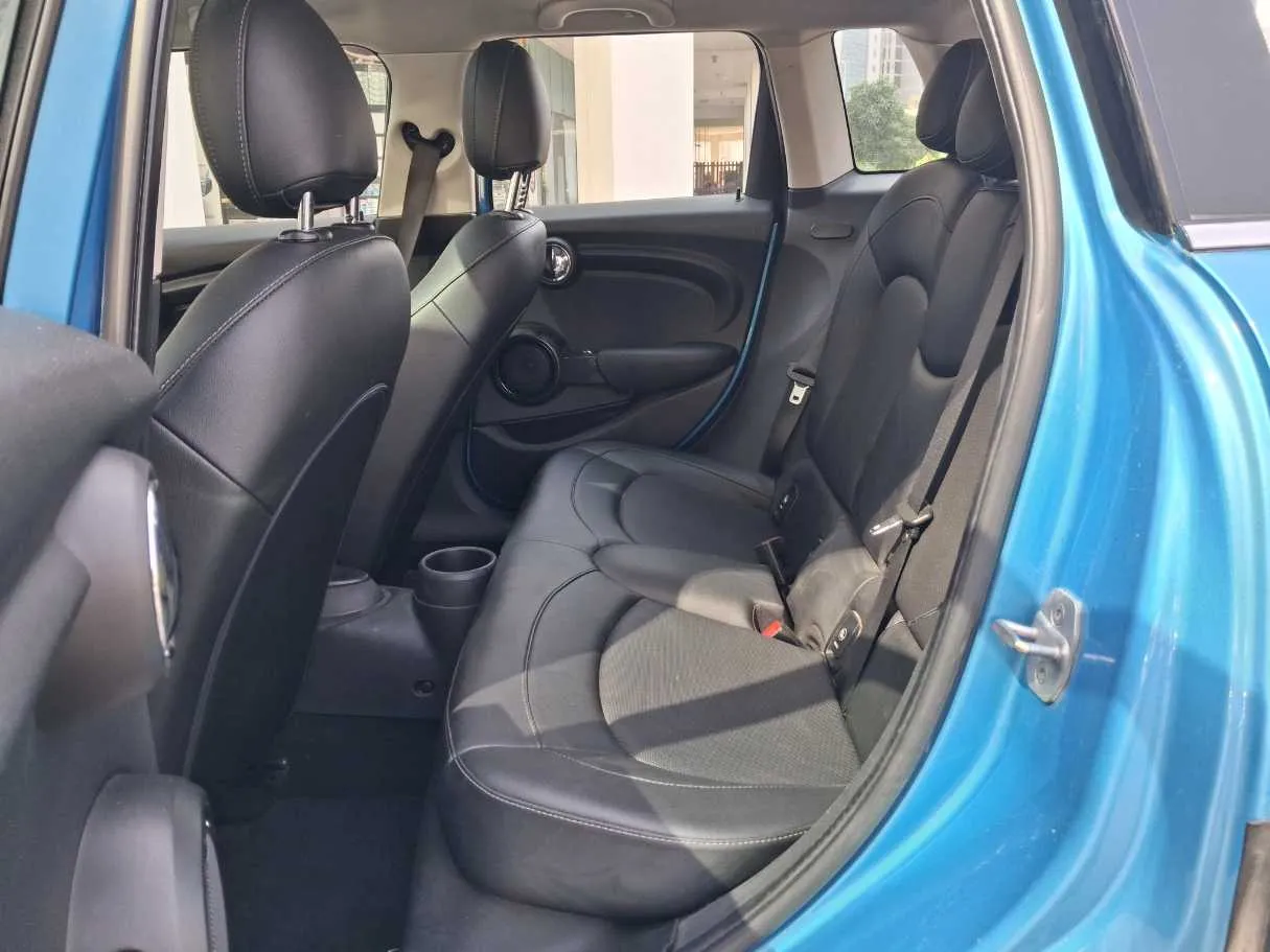 Car image 13