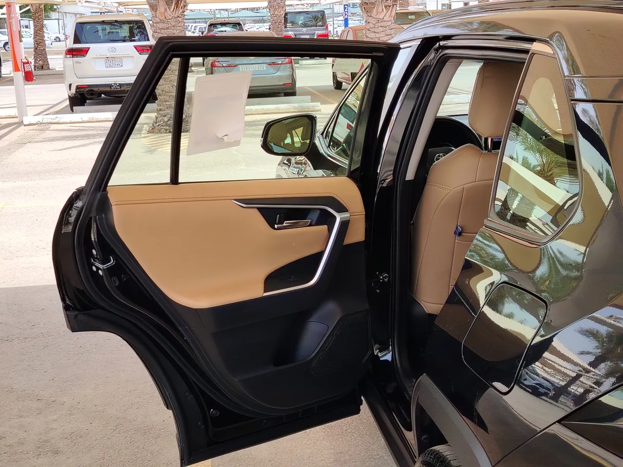 Car image 14