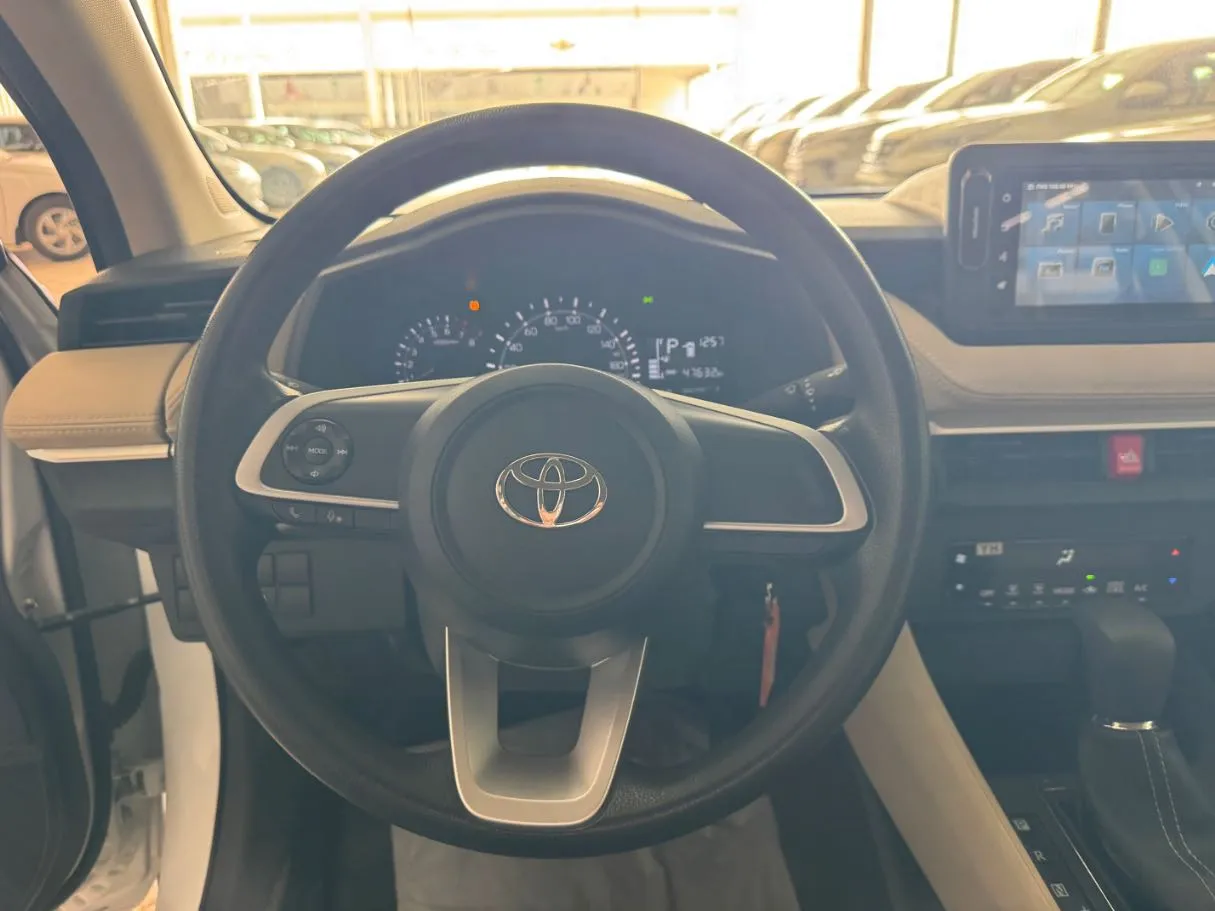 Car image 12