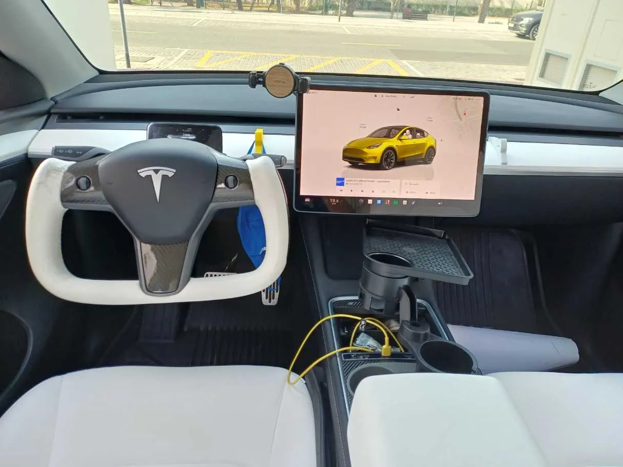 Car image 16