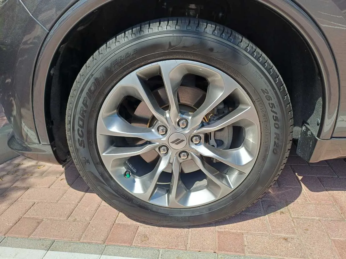 Car image 9