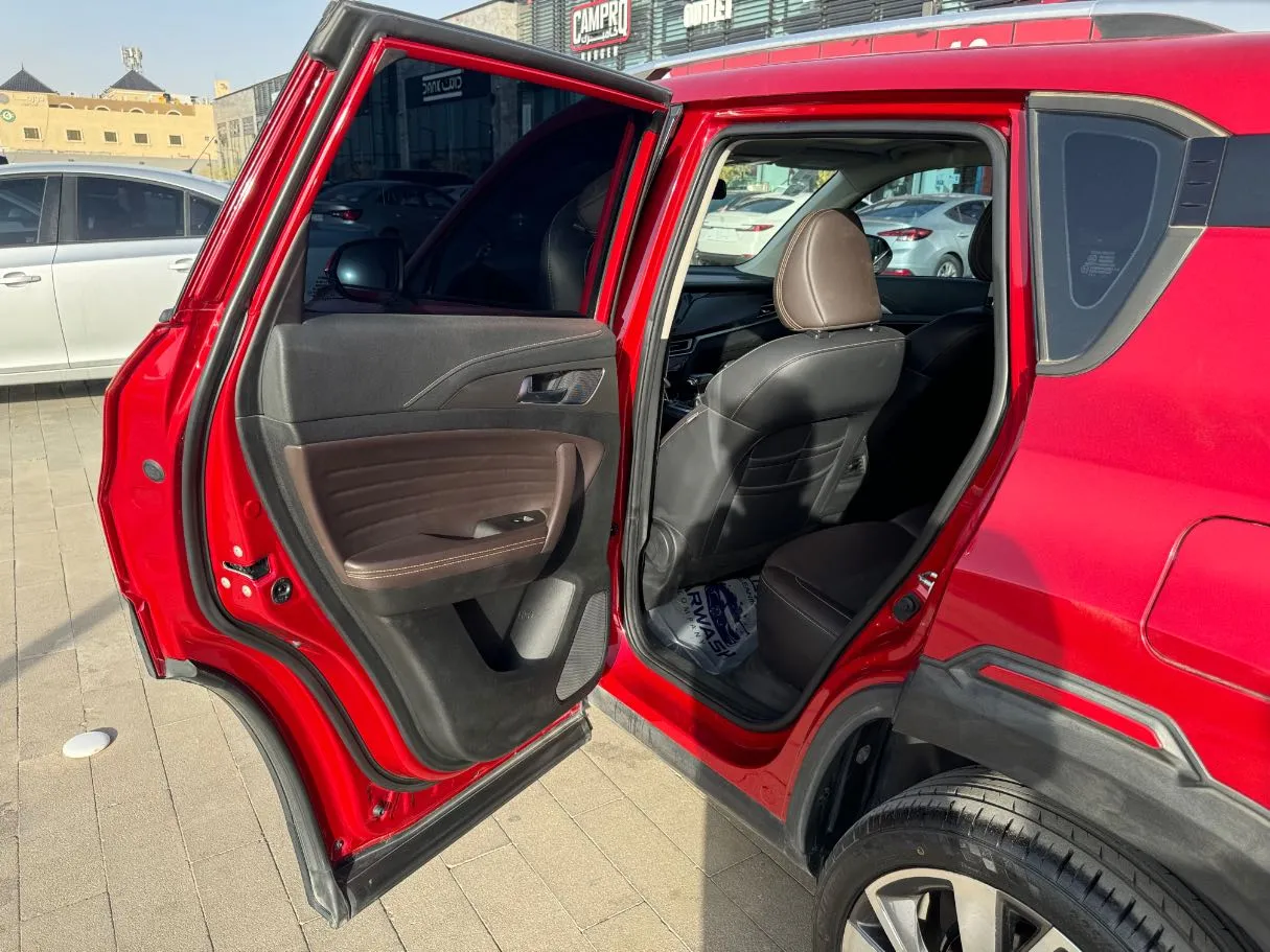 Car image 14