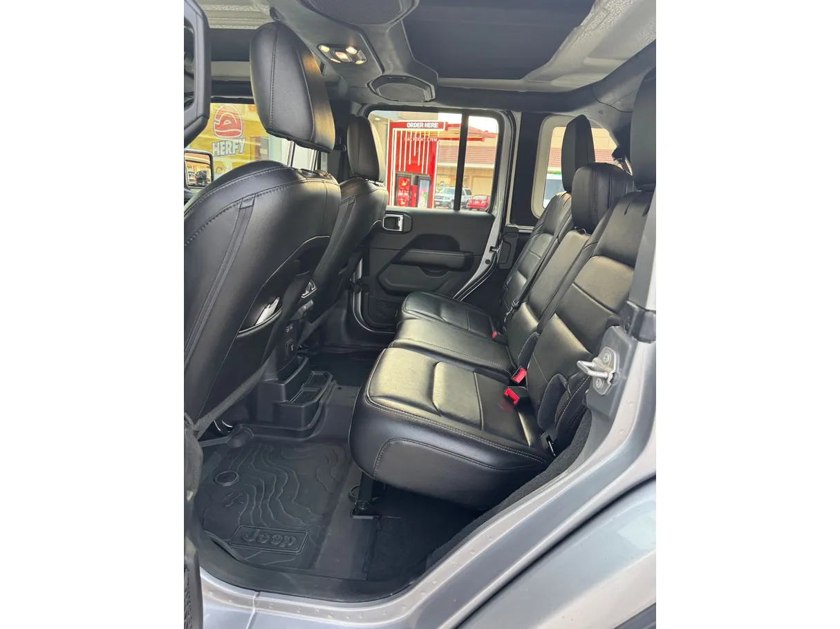 Car image 13