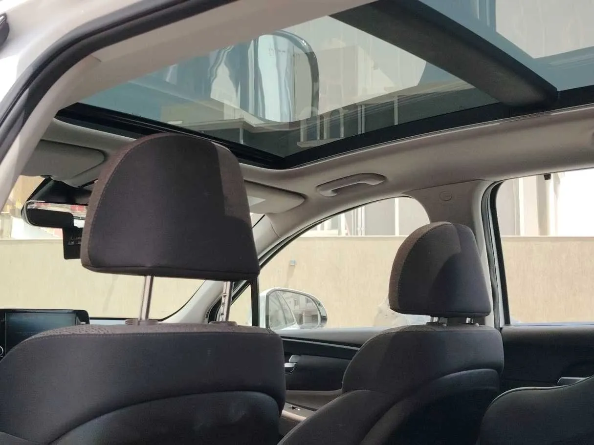 Car image 16