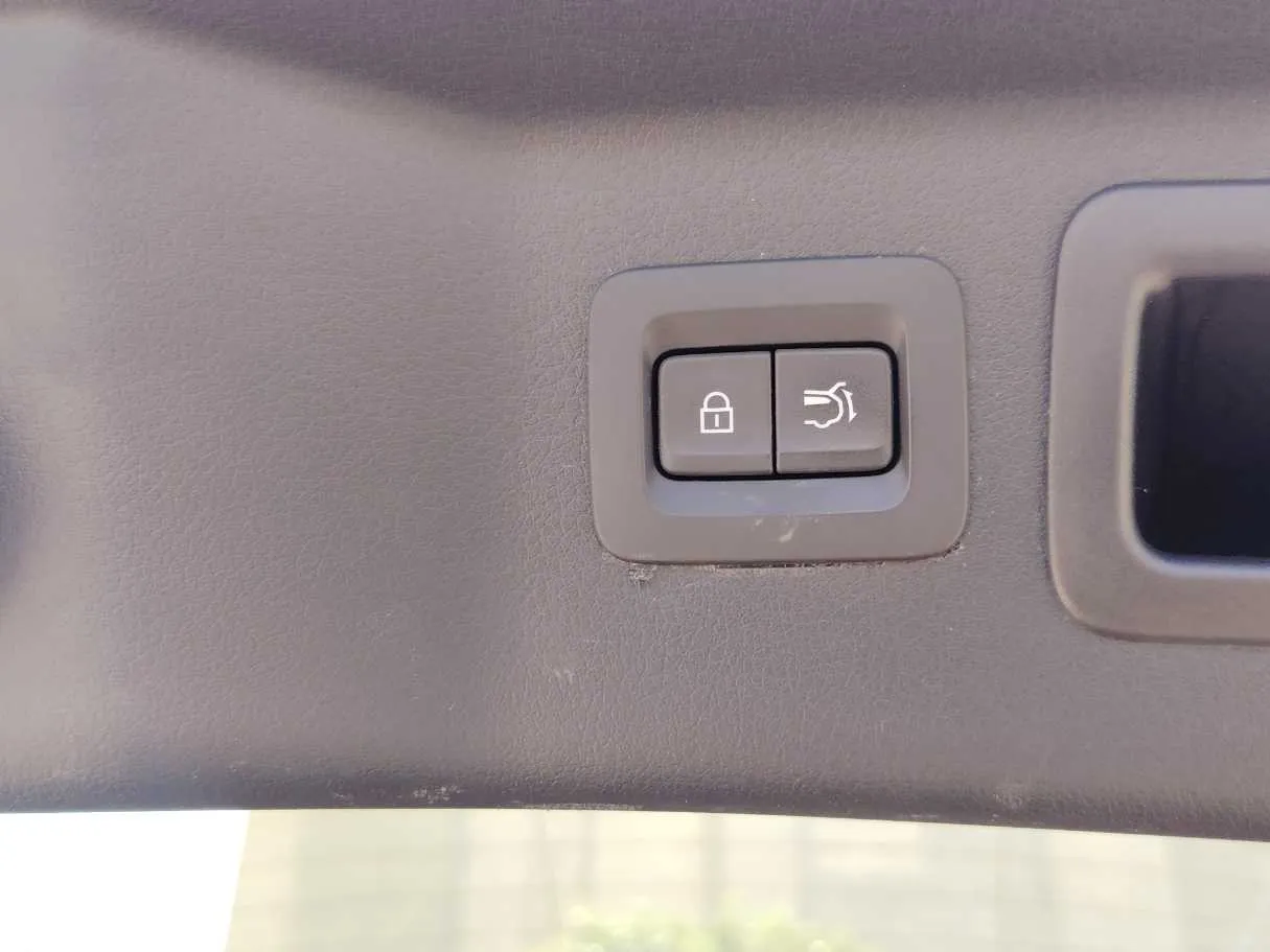 Car image 27