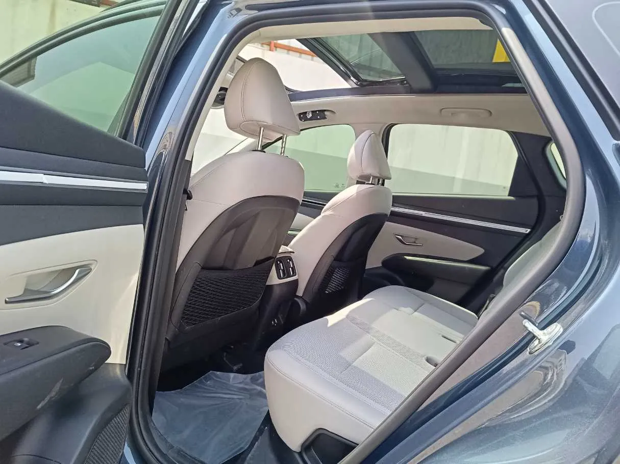 Car image 17