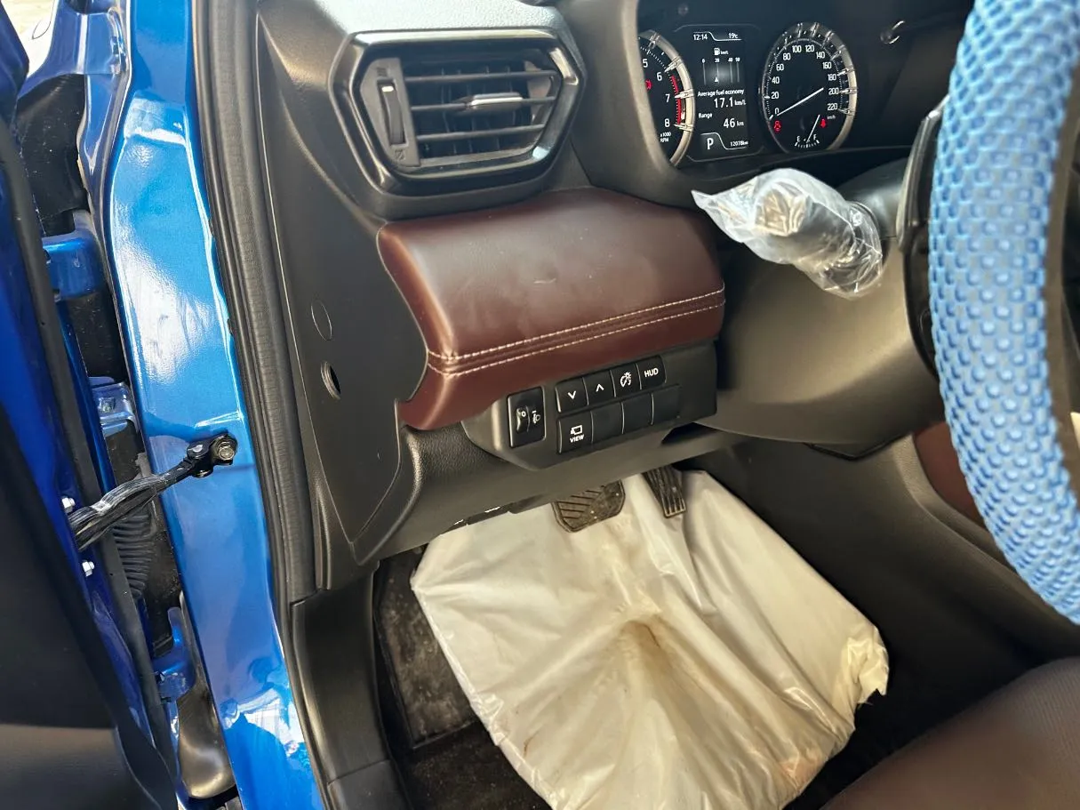 Car image 12