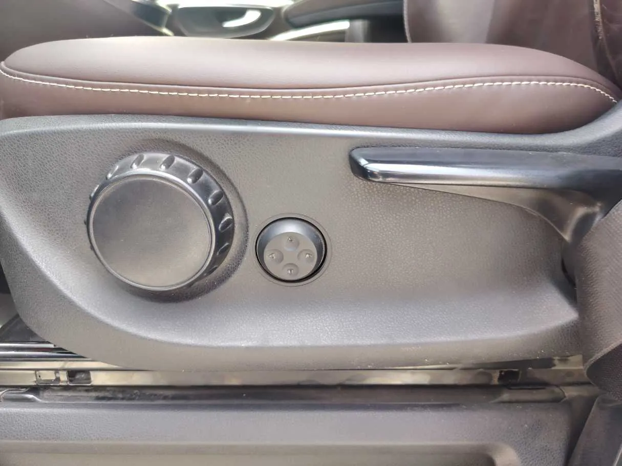 Car image 30