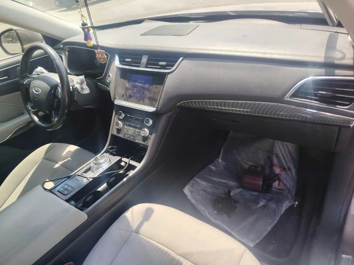 Car image 14
