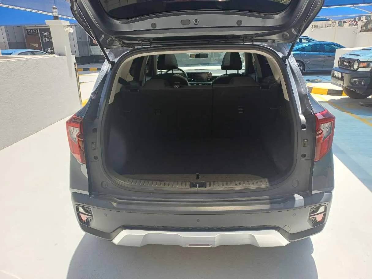 Car image 19