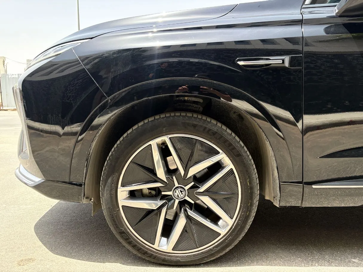Car image 9