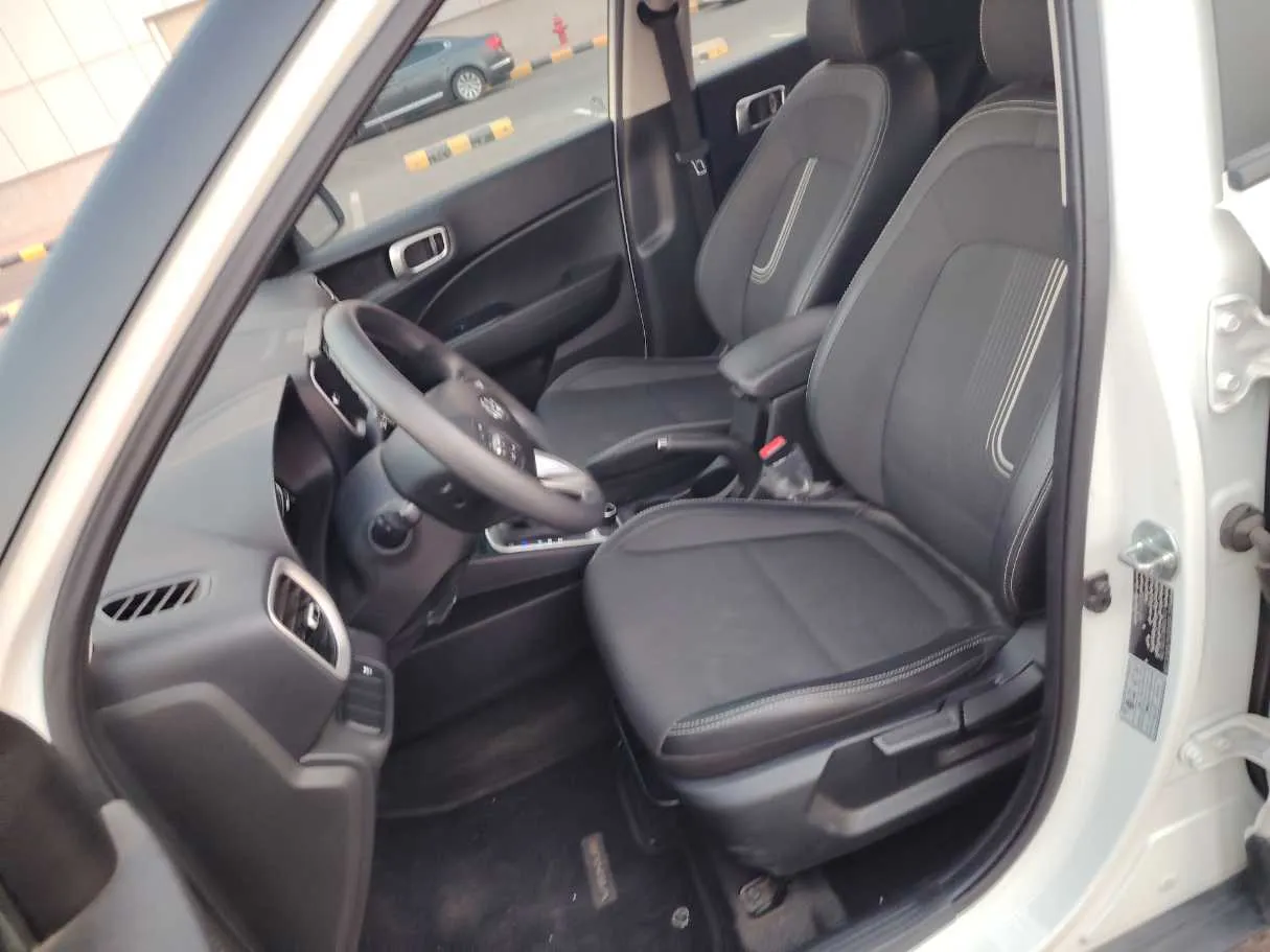 Car image 12