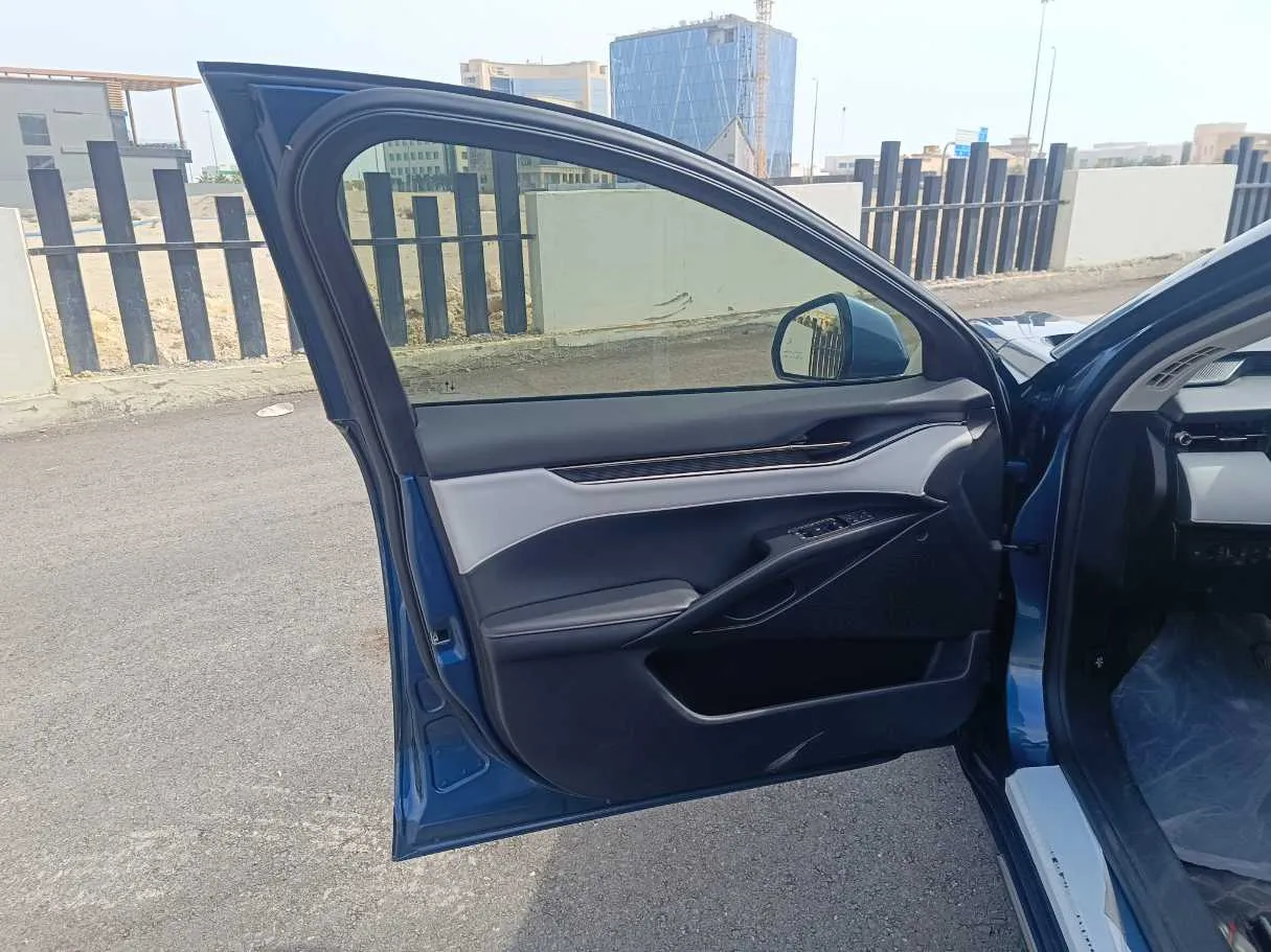 Car image 13