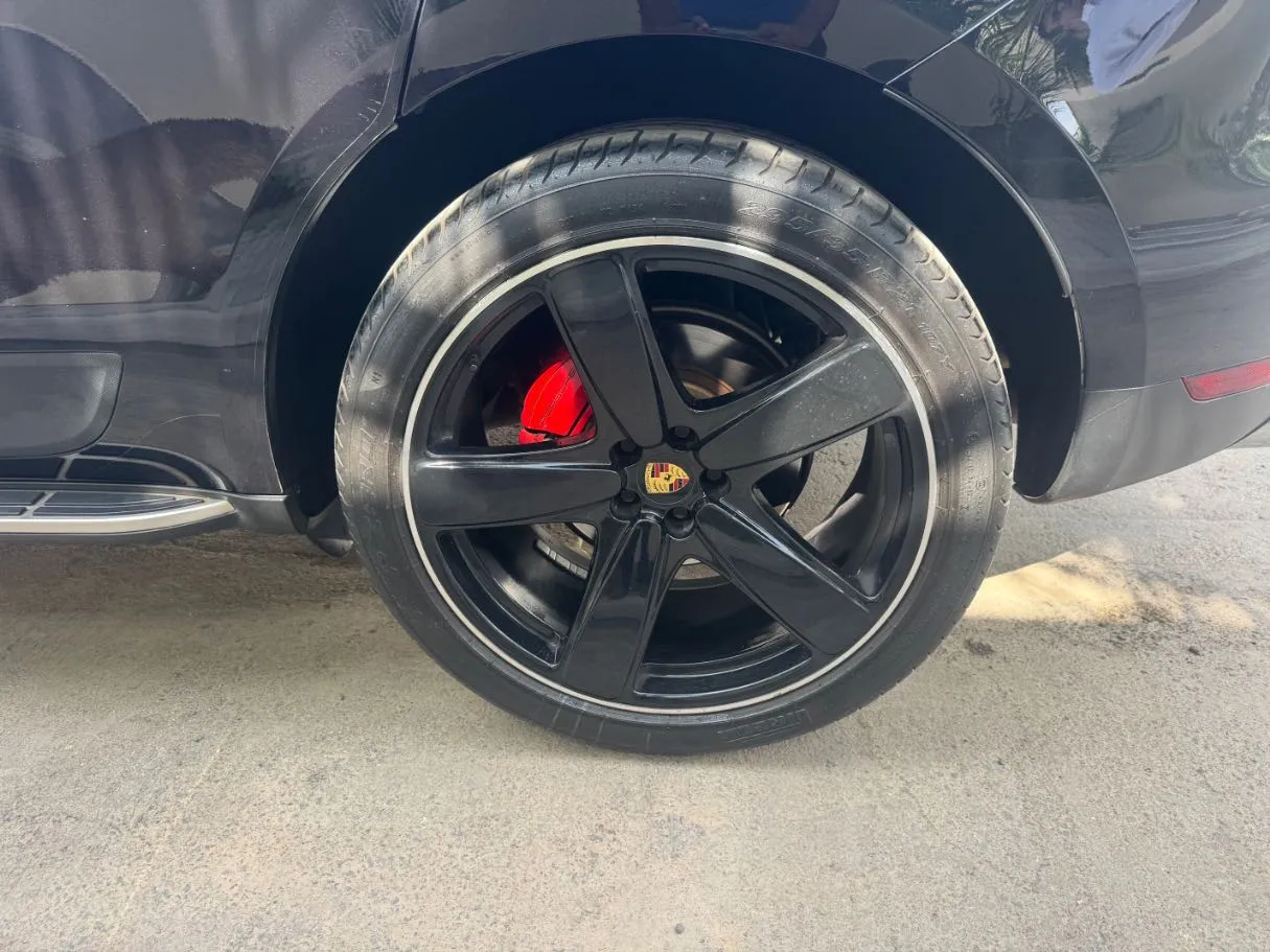 Car image 9