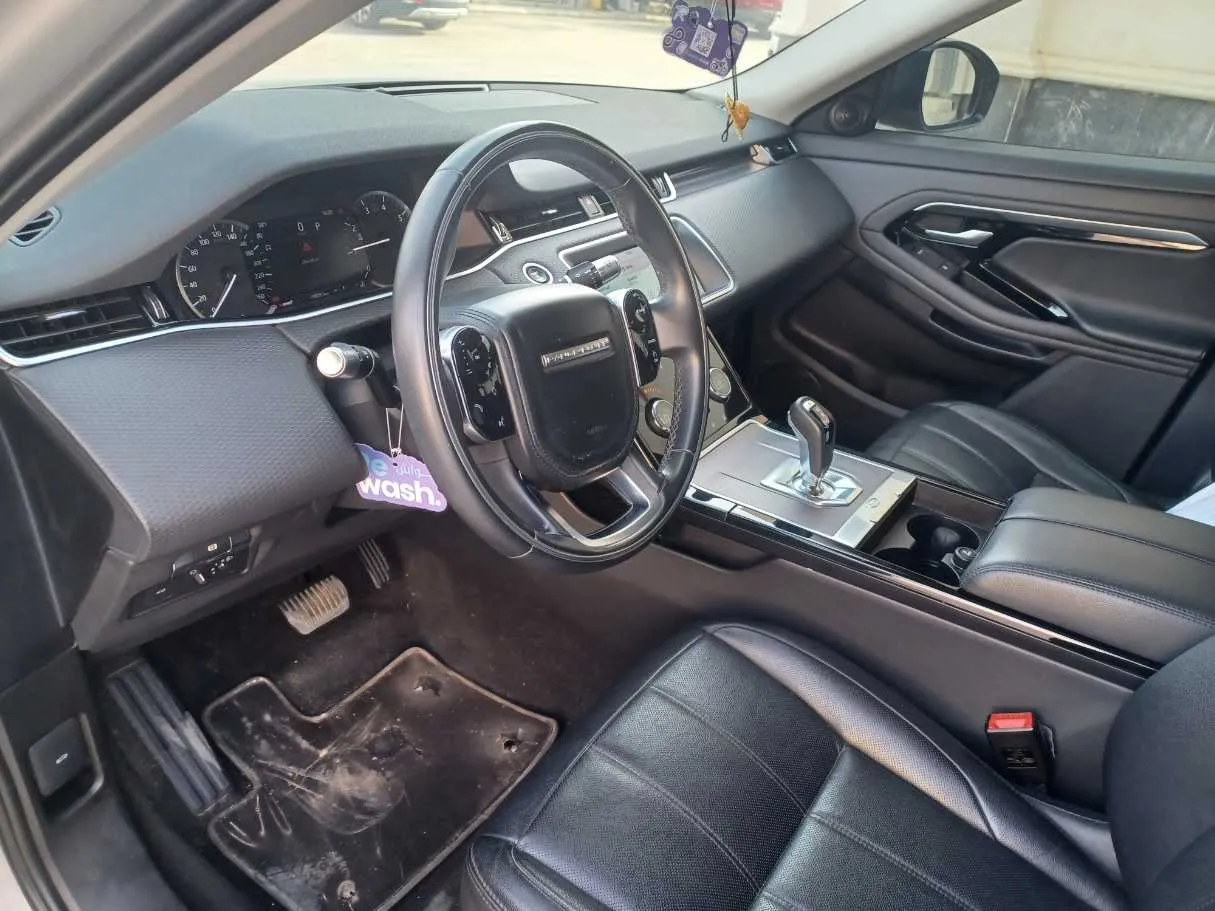 Car image 12