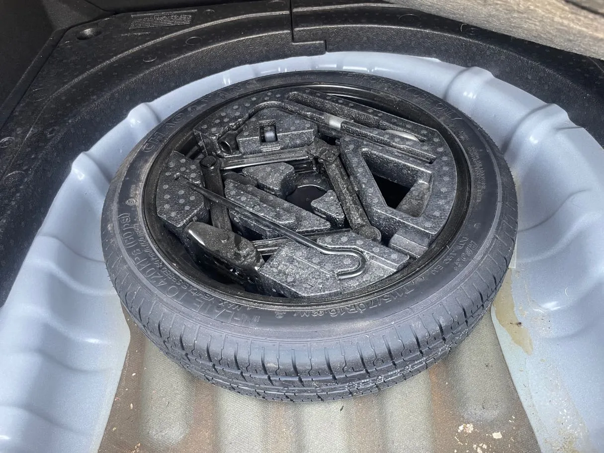 Car image 24